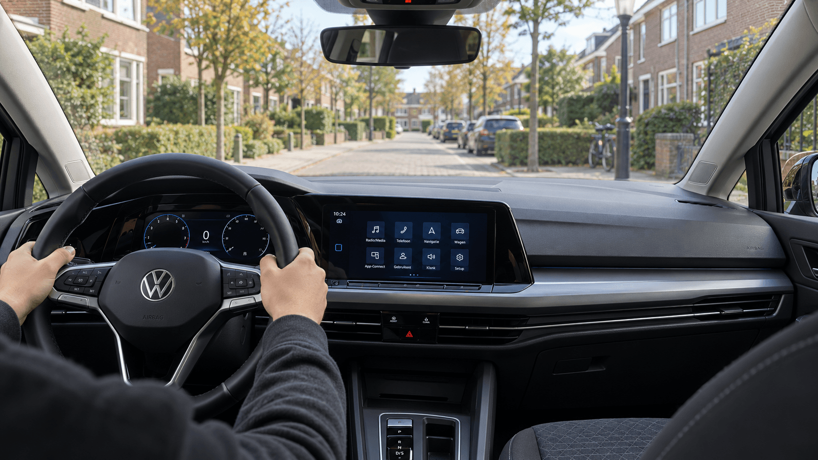 AI-beeld vanuit het interieur van een Golf 8, met handen aan het stuur en zicht op een rustige woonstraat